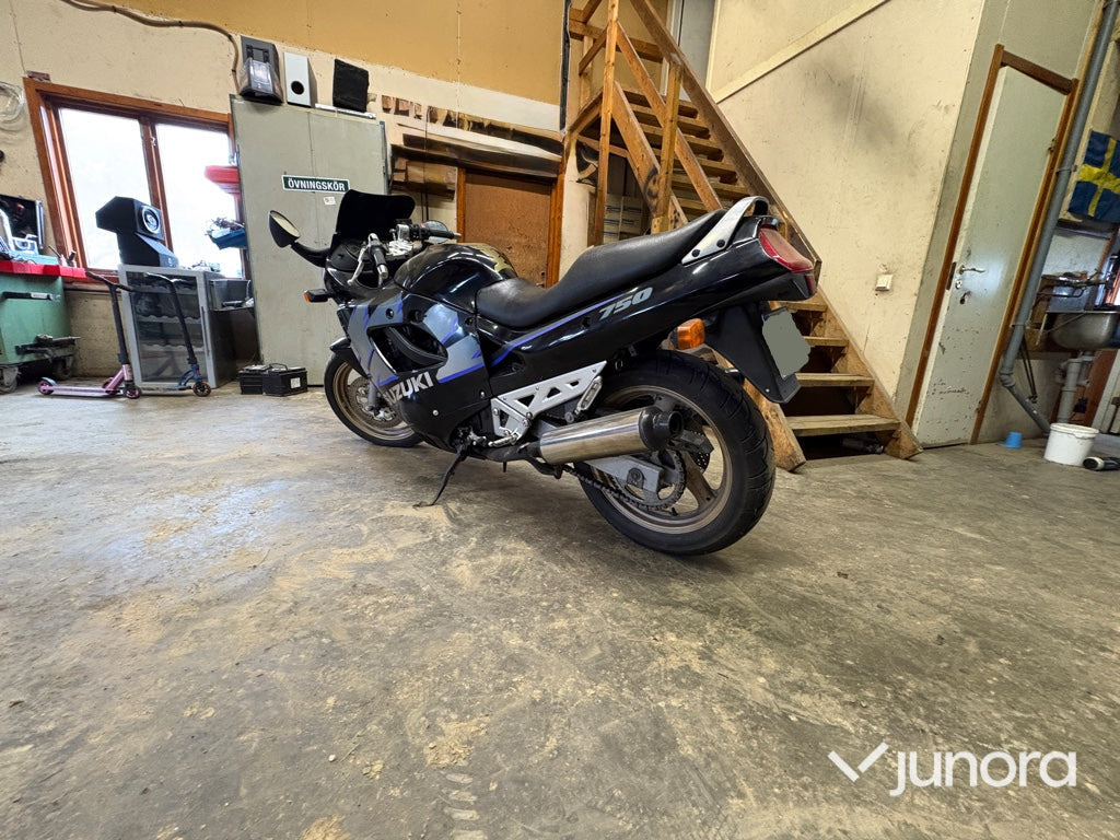 Motorcykel - SUZUKI GSX 750 F - Motorcycle: picture 3 Motorcykel - SUZUKI GSX 750 F - Motorcycle: picture 3