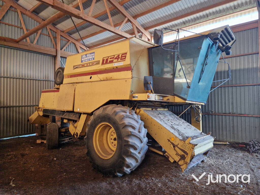Tröska - New Holland TF 46 - Combine harvester: picture 1 Tröska - New Holland TF 46 - Combine harvester: picture 1
