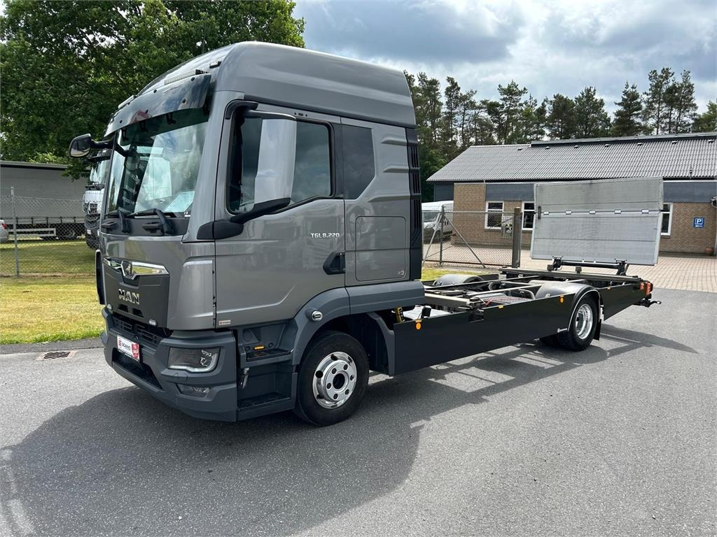 MAN TGL 8-220 4x2 BL incl. 2 stk veksellad  - Box truck: picture 2 MAN TGL 8-220 4x2 BL incl. 2 stk veksellad  - Box truck: picture 2