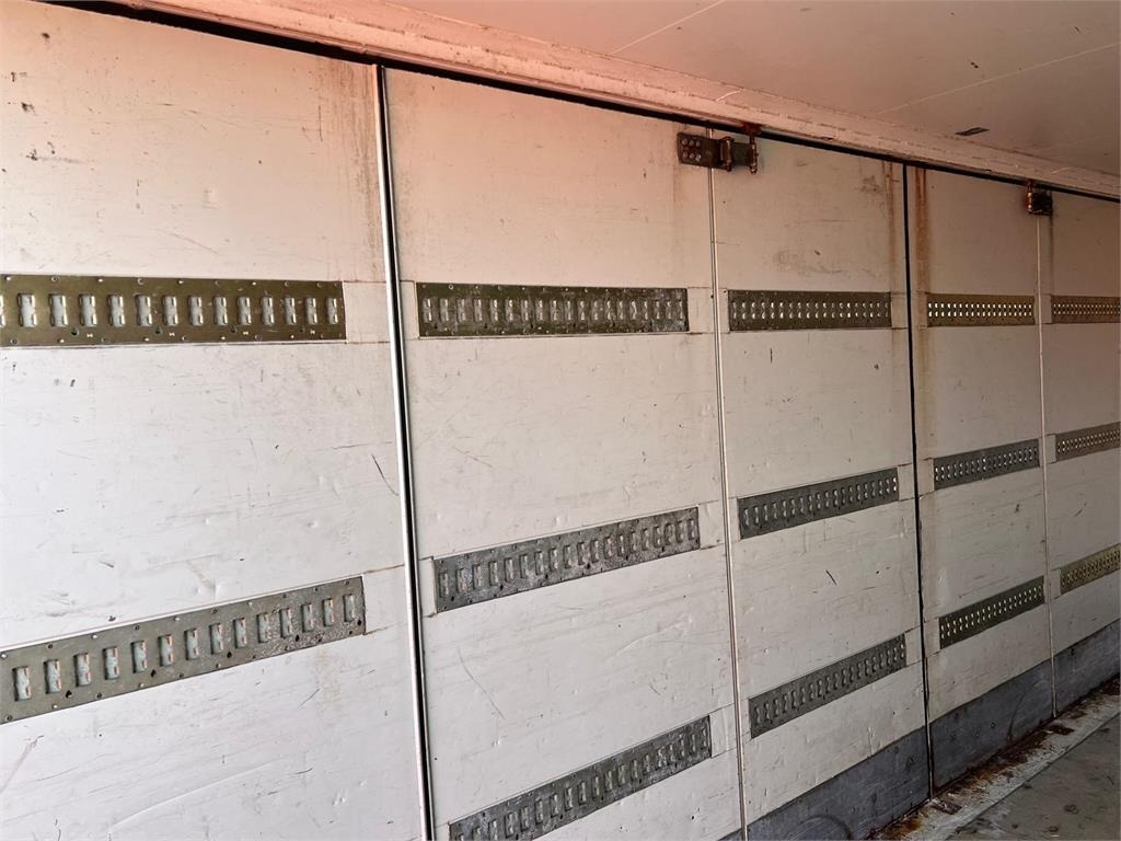 Schmitz 7450 - foldedørskasse - Closed box semi-trailer: picture 5 Schmitz 7450 - foldedørskasse - Closed box semi-trailer: picture 5