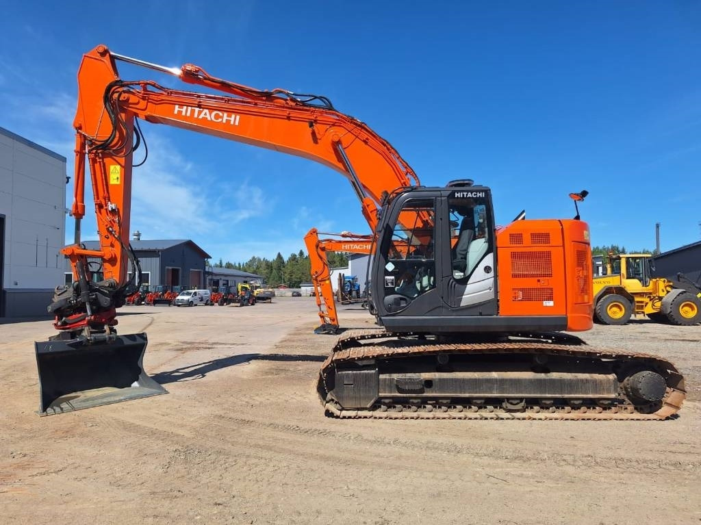 Hitachi ZX225USLC-5 PYÖRITTÄJÄ+PIHDIT YM. - Crawler excavator: picture 1 Hitachi ZX225USLC-5 PYÖRITTÄJÄ+PIHDIT YM. - Crawler excavator: picture 1