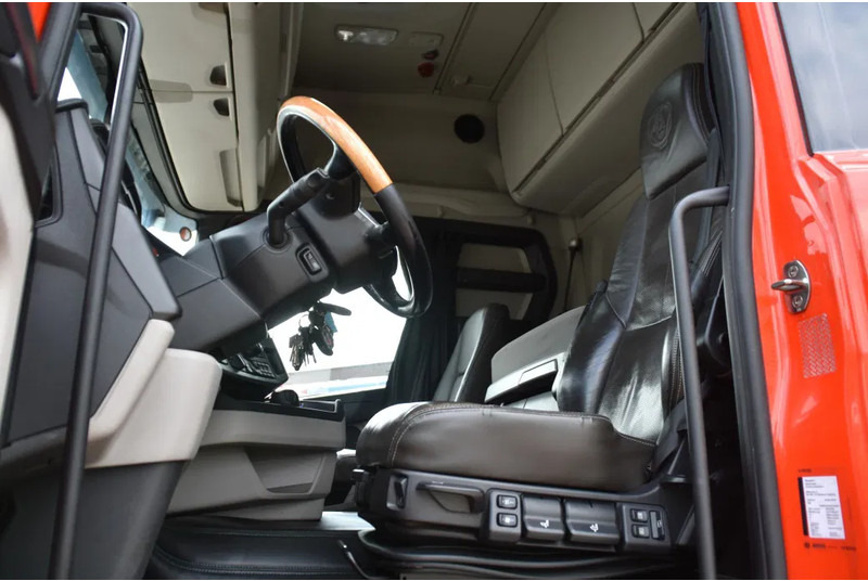 Scania R450 NGS 6x2/4NB - RETARDER - FULL AIR - 748 TKM - LEATHER SEATS - NAVI - 2 x FUEL TANKS - LED LIGHTS - - Tractor unit: picture 4 Scania R450 NGS 6x2/4NB - RETARDER - FULL AIR - 748 TKM - LEATHER SEATS - NAVI - 2 x FUEL TANKS - LED LIGHTS - - Tractor unit: picture 4