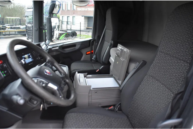 Scania R500 NGS 4x2 - RETARDER - 858 TKM - PARK. AIRCO - ACC - 2 x FUEL TANKS - GOOD CONDITION - - Tractor unit: picture 5 Scania R500 NGS 4x2 - RETARDER - 858 TKM - PARK. AIRCO - ACC - 2 x FUEL TANKS - GOOD CONDITION - - Tractor unit: picture 5