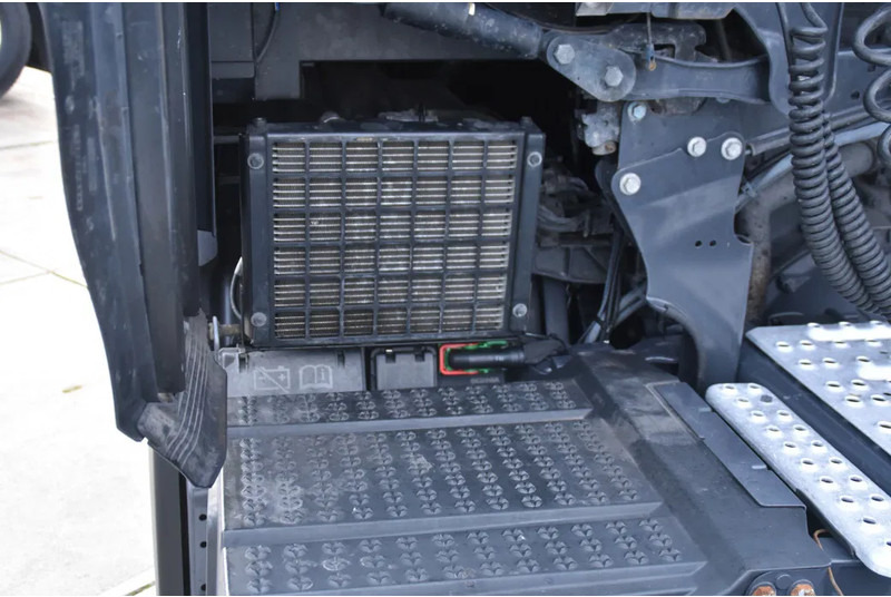 Tractor unit Scania S410 NGS 4x2EB MEGA 95 cm or 103 cm driving height - RETARDER - 817 TKM - FULL AIR - PARK. AIRCO - LEATHER SEATS - 2 x FUEL TANK: picture 8 Tractor unit Scania S410 NGS 4x2EB MEGA 95 cm or 103 cm driving height - RETARDER - 817 TKM - FULL AIR - PARK. AIRCO - LEATHER SEATS - 2 x FUEL TANK: picture 8