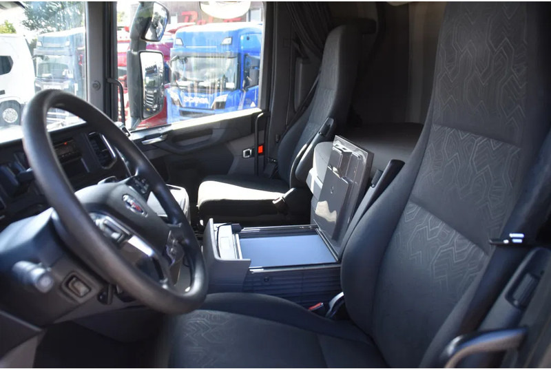 Scania S450 NGS 4x2NB - FULL AIR - RETARDER - ACC - AIRCO - 2 x FUEL TANKS - TOP CONDITION - - Tractor unit: picture 5 Scania S450 NGS 4x2NB - FULL AIR - RETARDER - ACC - AIRCO - 2 x FUEL TANKS - TOP CONDITION - - Tractor unit: picture 5