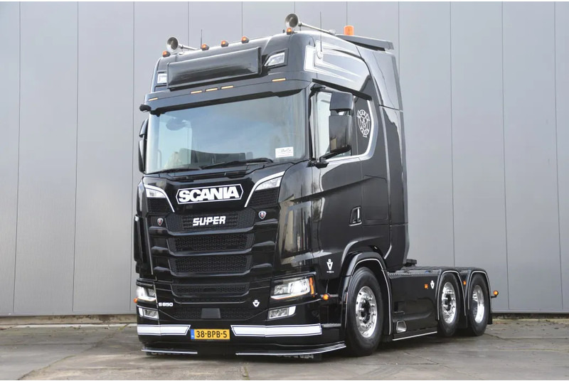 Scania S650 V8 NGS 6x2/4NB - 50 YEARS - FULL AIR - RETARDER - 453 TKM - FULL OPTIONS - EXHAUST PIPE - TOP CONDITION - - Tractor unit: picture 2 Scania S650 V8 NGS 6x2/4NB - 50 YEARS - FULL AIR - RETARDER - 453 TKM - FULL OPTIONS - EXHAUST PIPE - TOP CONDITION - - Tractor unit: picture 2