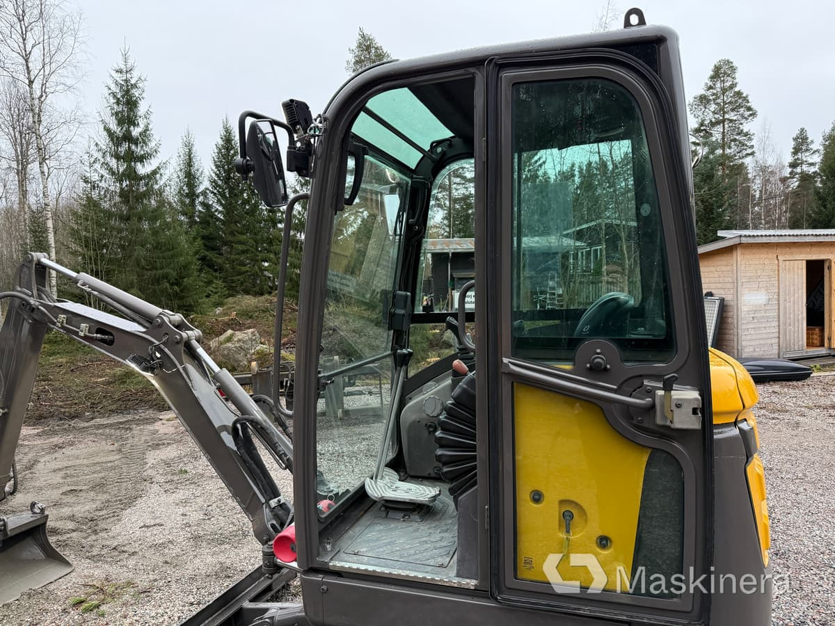Crawler excavator Grävmaskin Volvo EC18C med redskap: picture 36