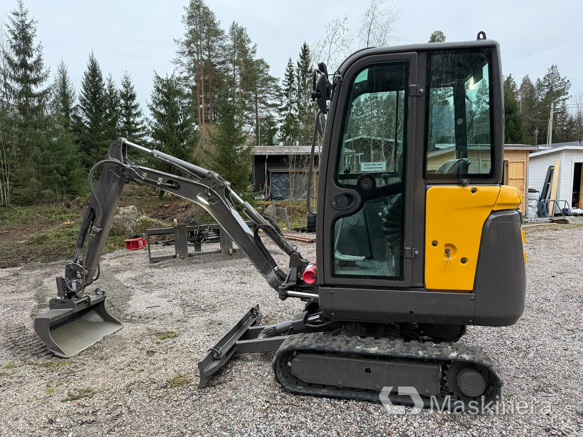 Crawler excavator Grävmaskin Volvo EC18C med redskap: picture 8