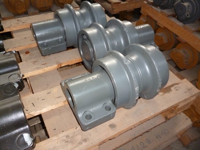 Liebherr R946 carrier roller - Undercarriage parts for Crawler excavator: picture 1 Liebherr R946 carrier roller - Undercarriage parts for Crawler excavator: picture 1