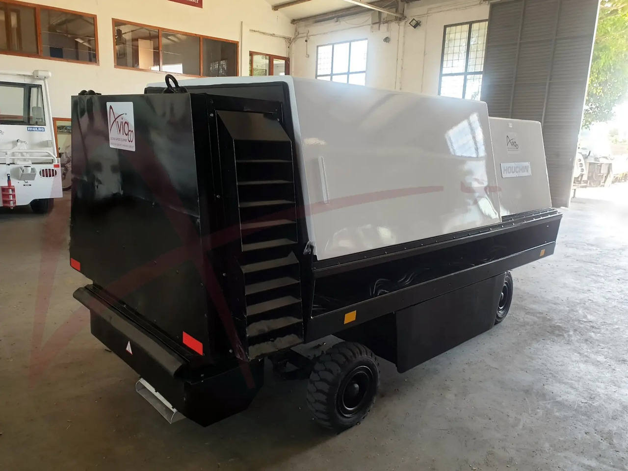 HOUCHIN C690-140 - Ground power unit: picture 1 HOUCHIN C690-140 - Ground power unit: picture 1