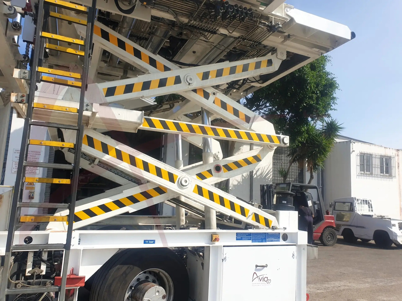 TREPEL CHAMP 140 - Aircraft cargo loader: picture 3 TREPEL CHAMP 140 - Aircraft cargo loader: picture 3