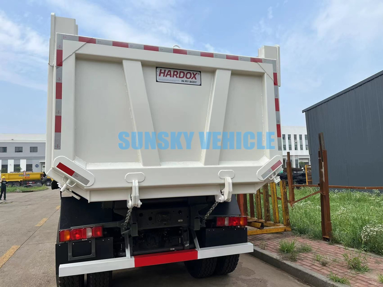 New Tipper for transportation of bulk materials HOHAN Brand New 8X4 400HP Dump Truck: picture 14