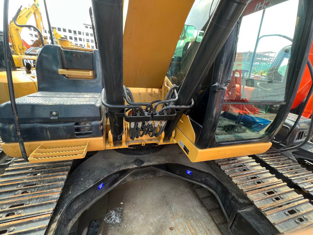 Crawler excavator 2020 Caterpillar 323D: picture 6