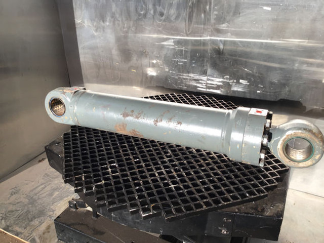 Liebherr Cylinder - Hydraulic cylinder: picture 1 Liebherr Cylinder - Hydraulic cylinder: picture 1