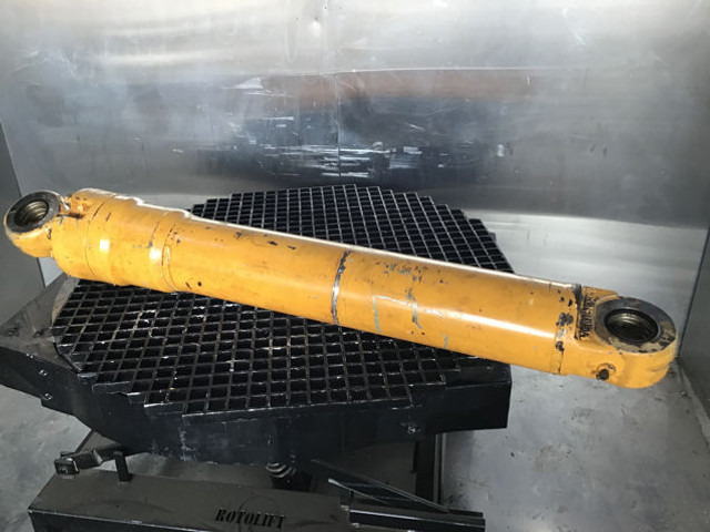 Liebherr Cylinder - Hydraulic cylinder: picture 1 Liebherr Cylinder - Hydraulic cylinder: picture 1