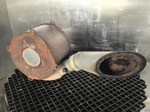 Liebherr Exhauist Silencer - Exhaust pipe: picture 1 Liebherr Exhauist Silencer - Exhaust pipe: picture 1