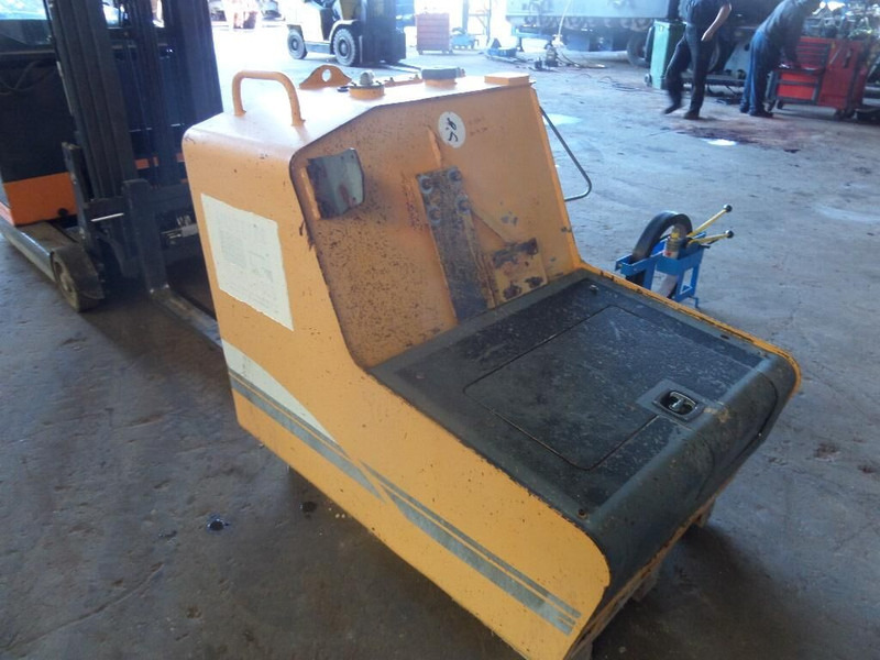 Liebherr R934C / A934C Li / R934 IND - Fuel tank: picture 1 Liebherr R934C / A934C Li / R934 IND - Fuel tank: picture 1