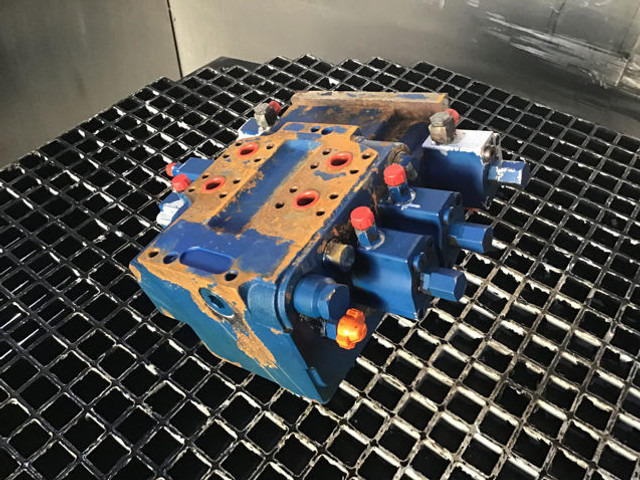 Liebherr Valveblock - Bucket: picture 1 Liebherr Valveblock - Bucket: picture 1