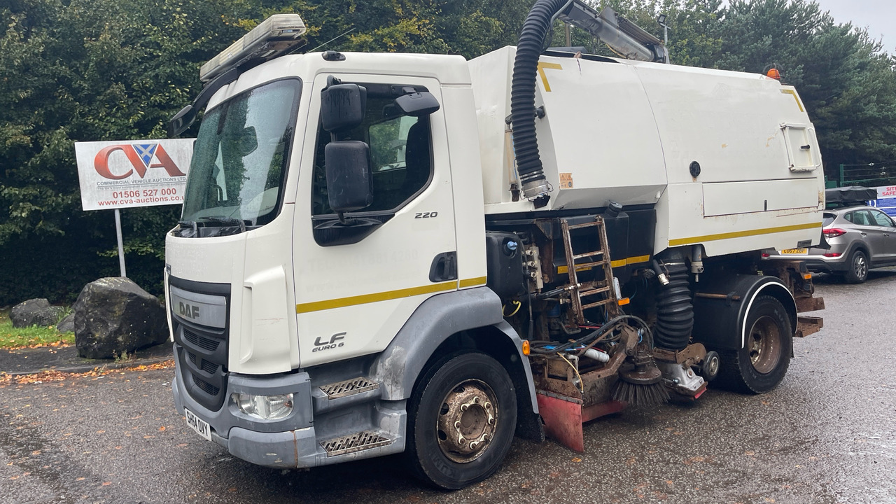 DAF LF 220 - Road sweeper: picture 2 DAF LF 220 - Road sweeper: picture 2