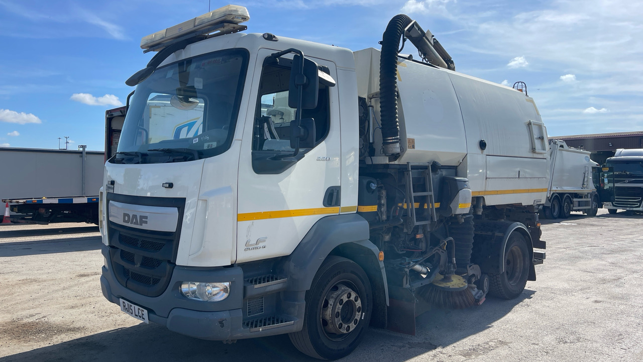 DAF LF 220 - Road sweeper: picture 2 DAF LF 220 - Road sweeper: picture 2