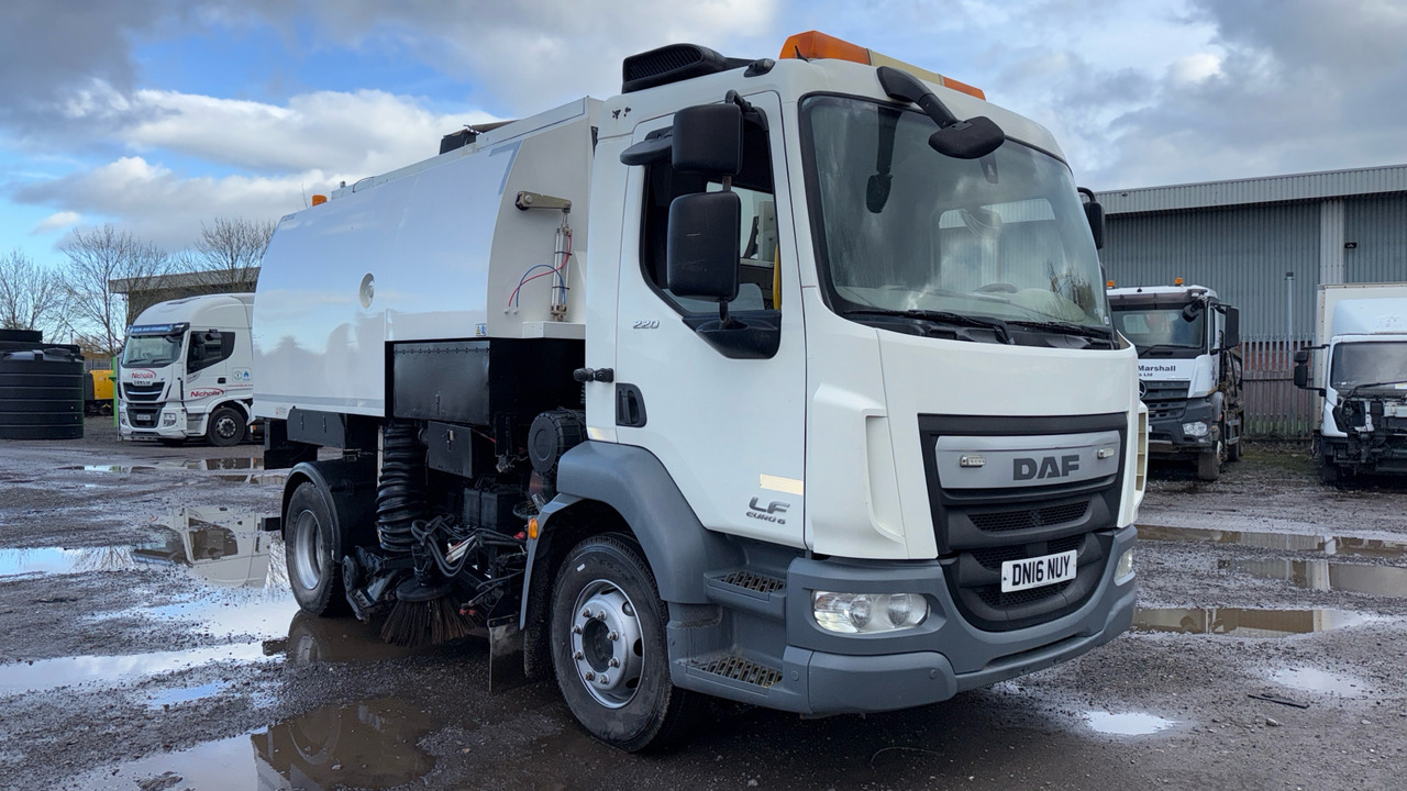 DAF LF 220 - Road sweeper: picture 1 DAF LF 220 - Road sweeper: picture 1