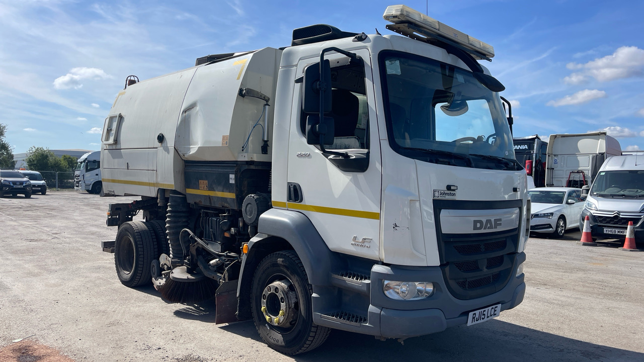 DAF LF 220 - Road sweeper: picture 1 DAF LF 220 - Road sweeper: picture 1