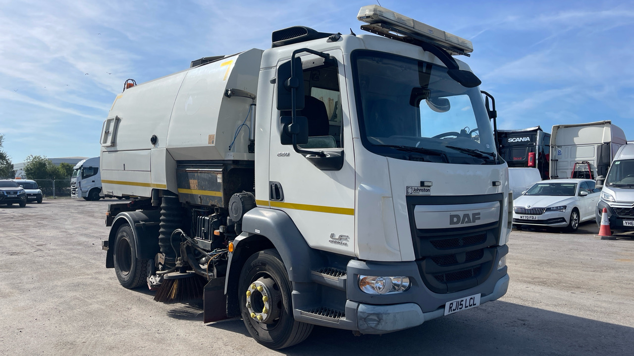 DAF LF 220 - Road sweeper: picture 1 DAF LF 220 - Road sweeper: picture 1