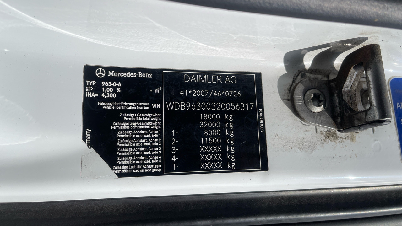 Refrigerator truck Mercedes-Benz Antos 1827: picture 12
