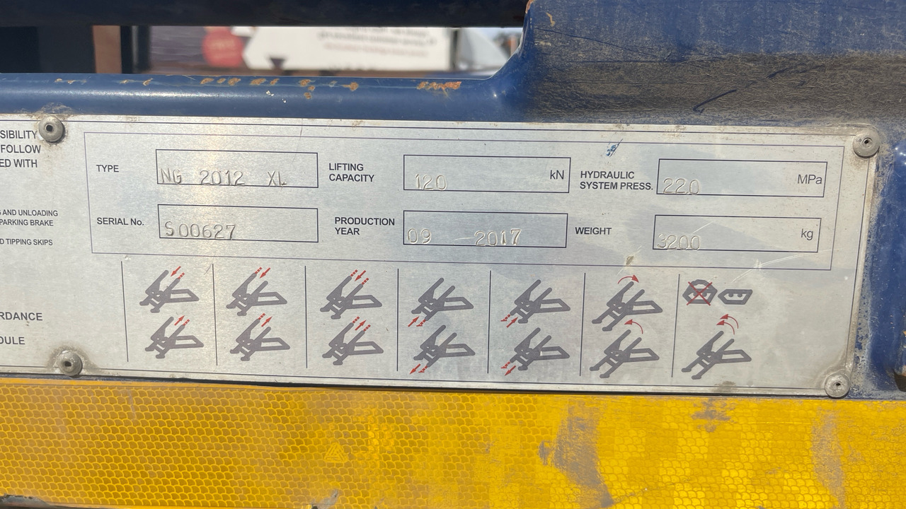 Skip loader truck Mercedes-Benz Arocs 1824: picture 15