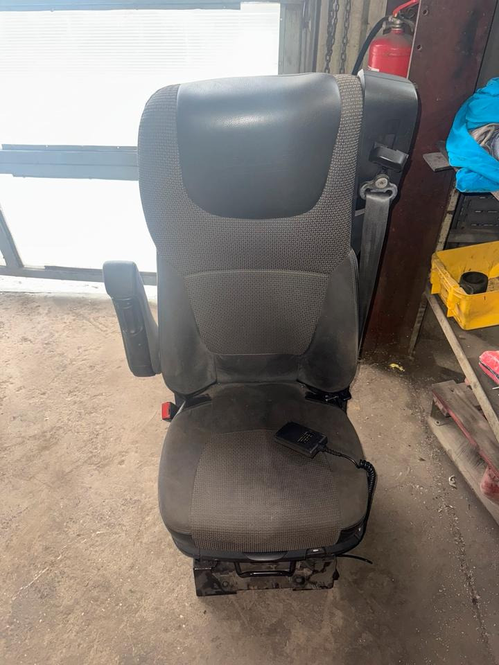 DAF XF 460 Euro 6 Fahrersitz mit Luft - Seat for Truck: picture 1 DAF XF 460 Euro 6 Fahrersitz mit Luft - Seat for Truck: picture 1