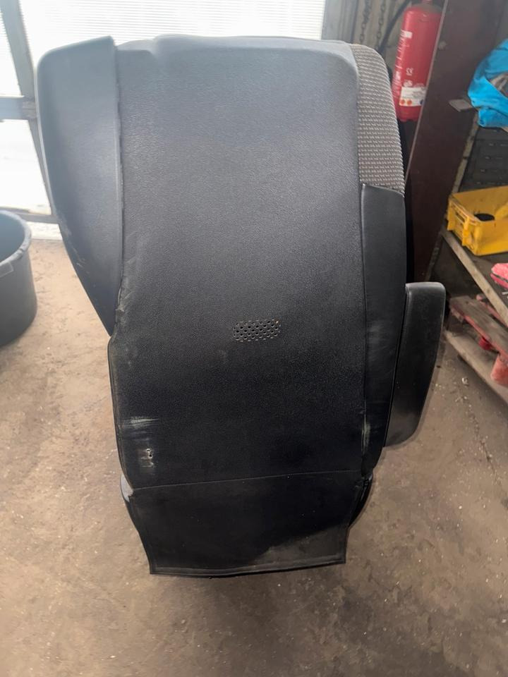 DAF XF 460 Euro 6 Fahrersitz mit Luft - Seat for Truck: picture 4 DAF XF 460 Euro 6 Fahrersitz mit Luft - Seat for Truck: picture 4