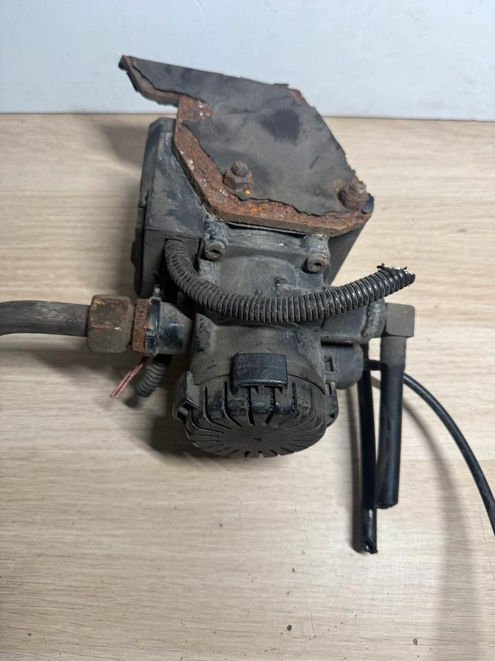 MAN KNORR-BREMSE EBS Ventil K000913 81.52106.6041 - Valve for Truck: picture 2 MAN KNORR-BREMSE EBS Ventil K000913 81.52106.6041 - Valve for Truck: picture 2