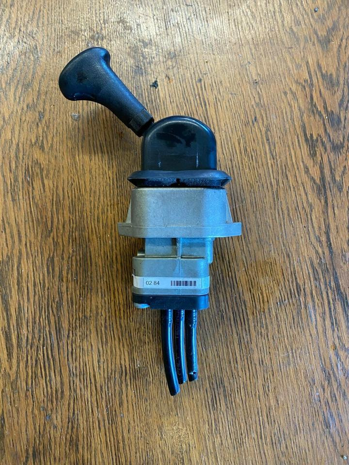 Mercedes Actros MP2 Handknorrbremse A 000 420 02 84 - Gear stick for Truck: picture 1 Mercedes Actros MP2 Handknorrbremse A 000 420 02 84 - Gear stick for Truck: picture 1