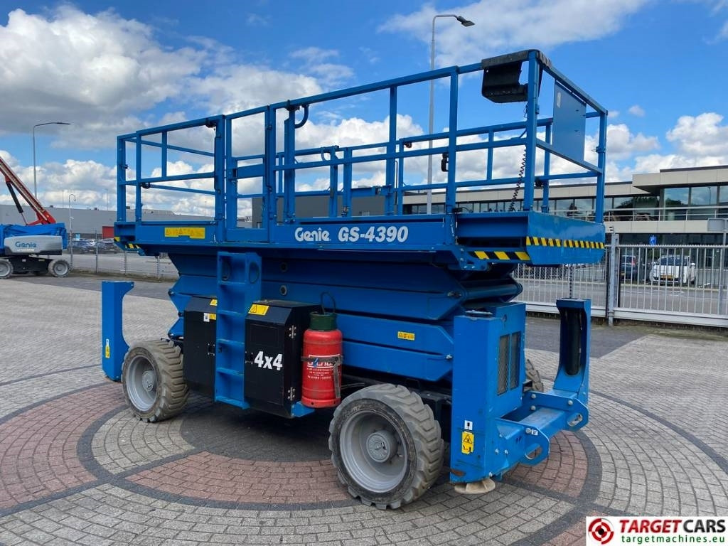 Genie GS-4390 RT LPG 4x4 Scissor Work Lift 1511cm - Scissor lift: picture 2 Genie GS-4390 RT LPG 4x4 Scissor Work Lift 1511cm - Scissor lift: picture 2