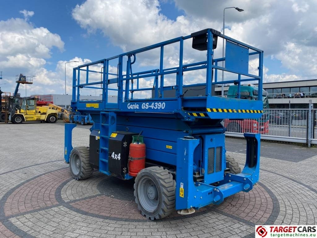 Genie GS-4390 RT LPG 4x4 Scissor Work Lift 1511cm - Scissor lift: picture 2 Genie GS-4390 RT LPG 4x4 Scissor Work Lift 1511cm - Scissor lift: picture 2