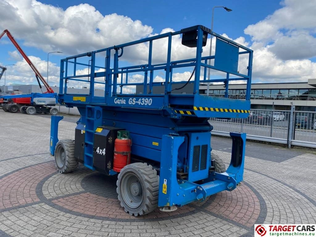 Genie GS-4390 RT LPG Scissor 4x4 Work Lift 1511cm - Scissor lift: picture 2 Genie GS-4390 RT LPG Scissor 4x4 Work Lift 1511cm - Scissor lift: picture 2