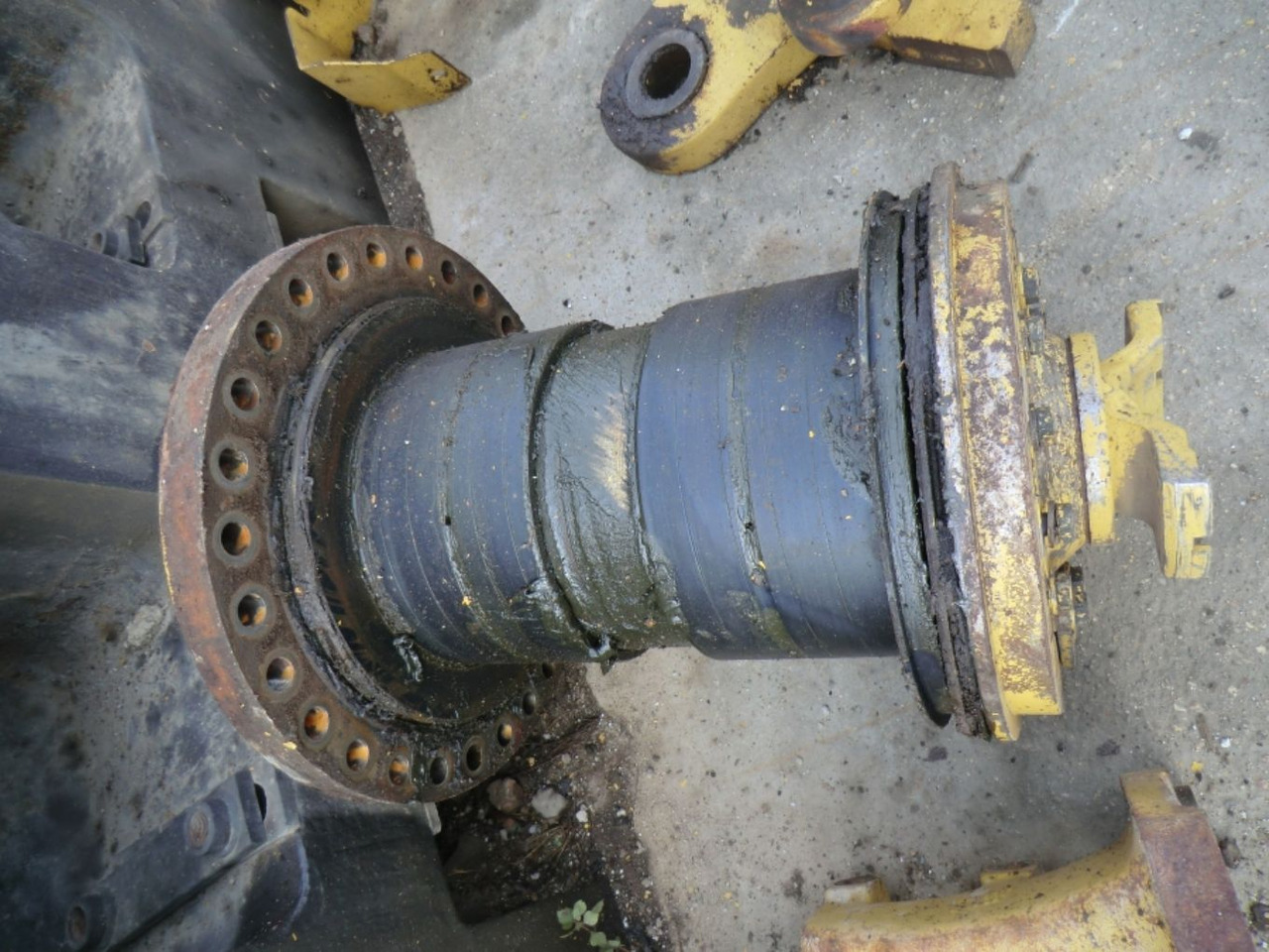 Caterpillar 735 PERNO SNODO CENTRALE - Body and exterior for Construction machinery: picture 4 Caterpillar 735 PERNO SNODO CENTRALE - Body and exterior for Construction machinery: picture 4