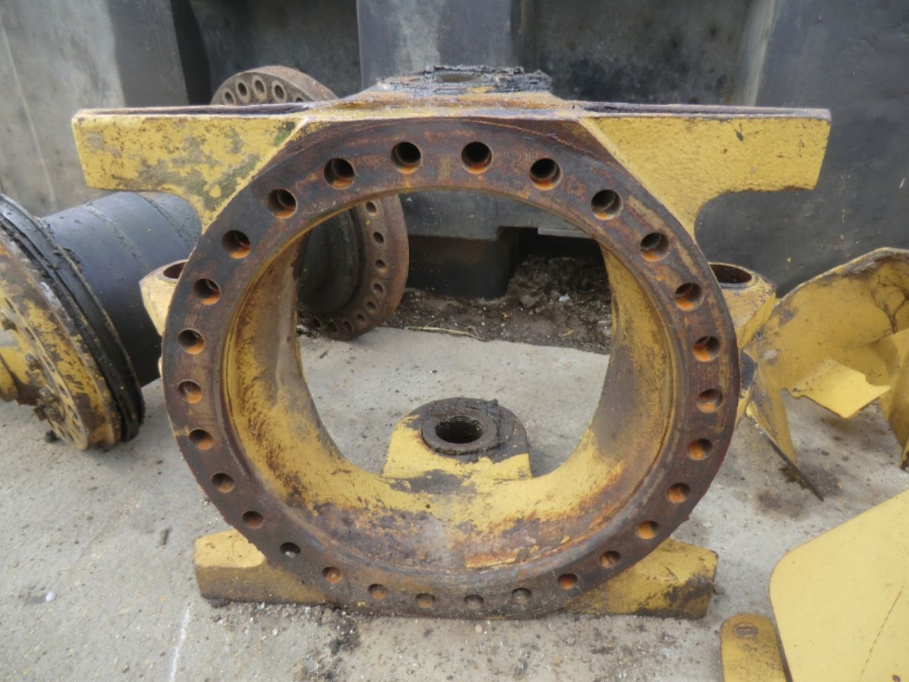 Caterpillar 735 Supporto perno snodo centrale - Body and exterior for Construction machinery: picture 4 Caterpillar 735 Supporto perno snodo centrale - Body and exterior for Construction machinery: picture 4