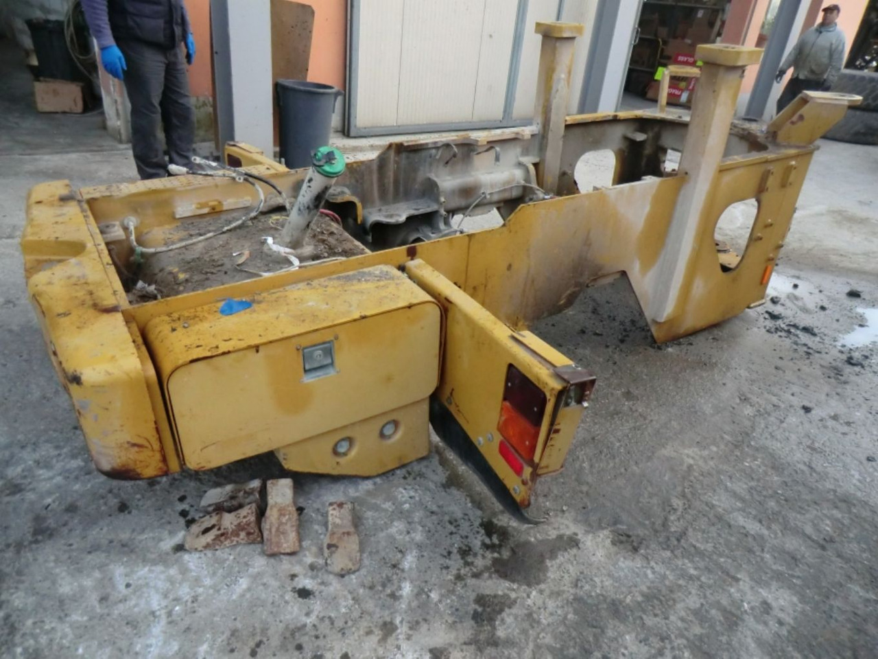 Caterpillar 928G TELAIO POSTERIORE COMPLETO DI SERBATOIO GASOLIO E CONTRAPPESI LATERALI - Fuel tank for Construction machinery: picture 4 Caterpillar 928G TELAIO POSTERIORE COMPLETO DI SERBATOIO GASOLIO E CONTRAPPESI LATERALI - Fuel tank for Construction machinery: picture 4