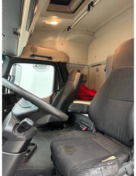 Interior photo 2: Tractor unit Mercedes-Benz Actros 1943