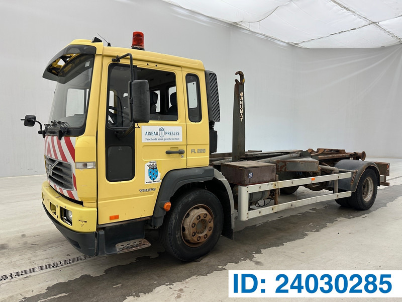 Volvo FL 220 - Hook lift truck: picture 1 Volvo FL 220 - Hook lift truck: picture 1