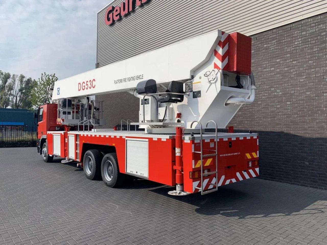 Mercedes-Benz Actros 3332 6X4 XCMG DG53C FIRE FIGTHING PLATFOR - Fire truck: picture 3 Mercedes-Benz Actros 3332 6X4 XCMG DG53C FIRE FIGTHING PLATFOR - Fire truck: picture 3