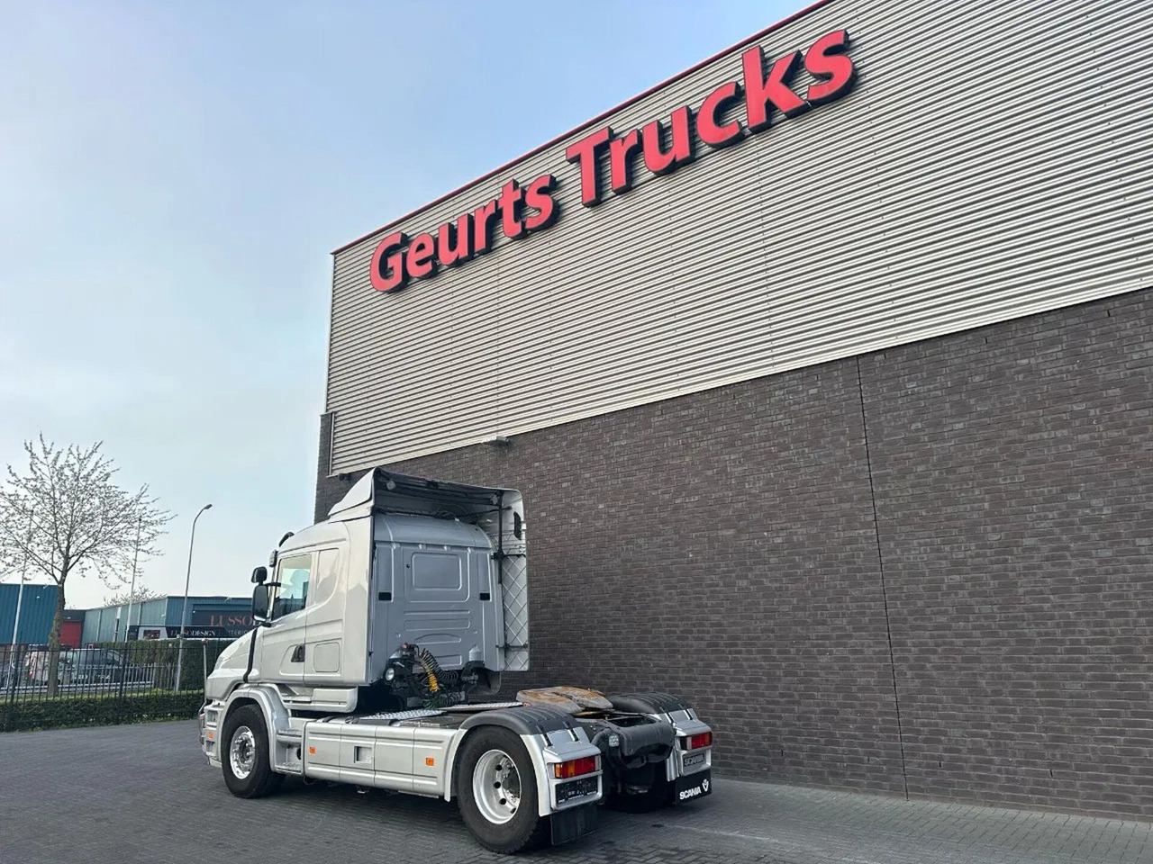 Scania T124-420 LA4X2NA ORIGINAL KM TREKKER MET HYDRAUL - Tractor unit: picture 3 Scania T124-420 LA4X2NA ORIGINAL KM TREKKER MET HYDRAUL - Tractor unit: picture 3