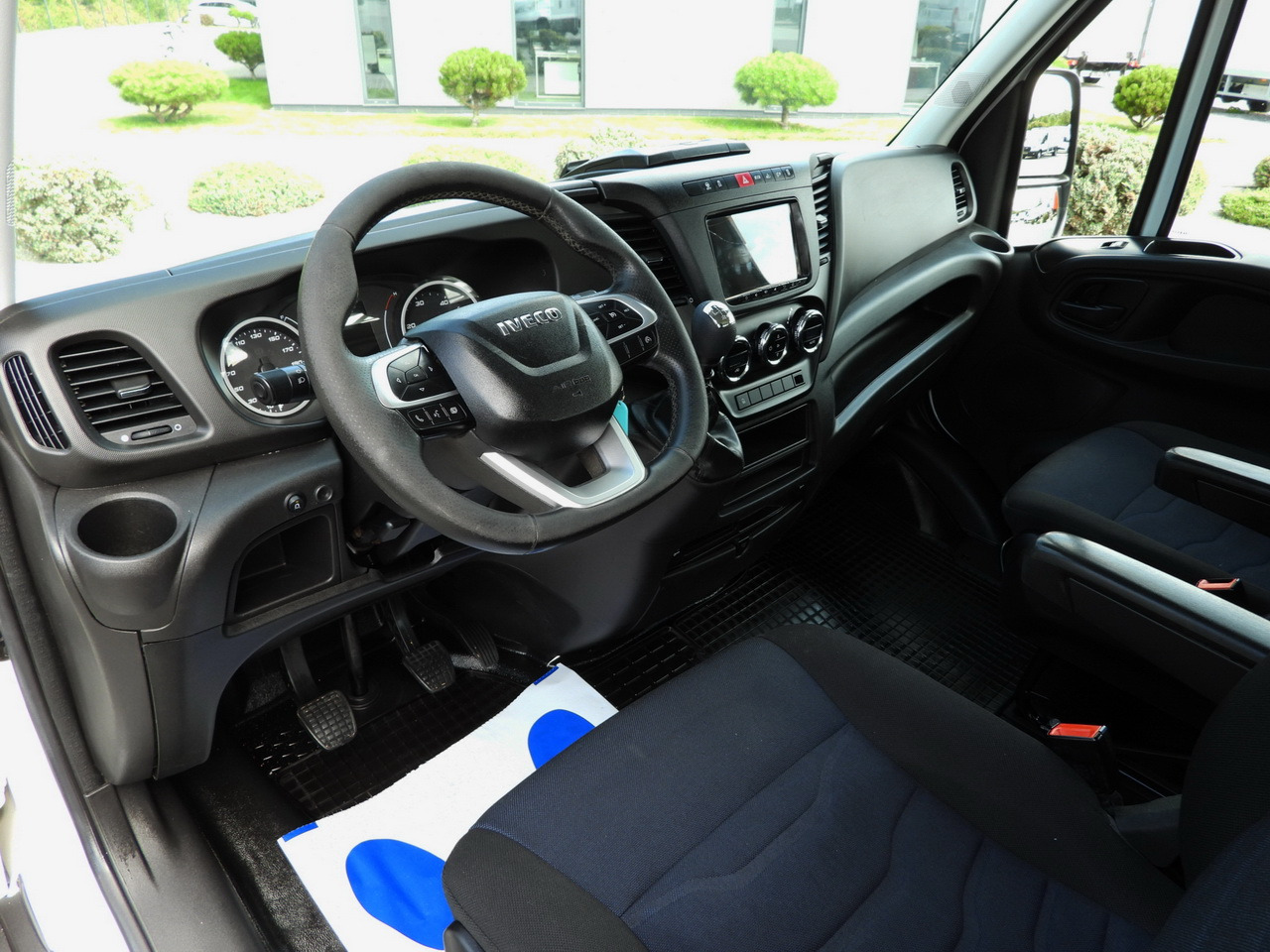 IVECO DAILY 35C16 TIPPER DOUBLE CABIN DOKA 6 SEATS CRUISE CONTROL NAVIGATION TWIN WHEELS AIR CONDITIONING 160HP - Commercial vehicle: picture 2 IVECO DAILY 35C16 TIPPER DOUBLE CABIN DOKA 6 SEATS CRUISE CONTROL NAVIGATION TWIN WHEELS AIR CONDITIONING 160HP - Commercial vehicle: picture 2