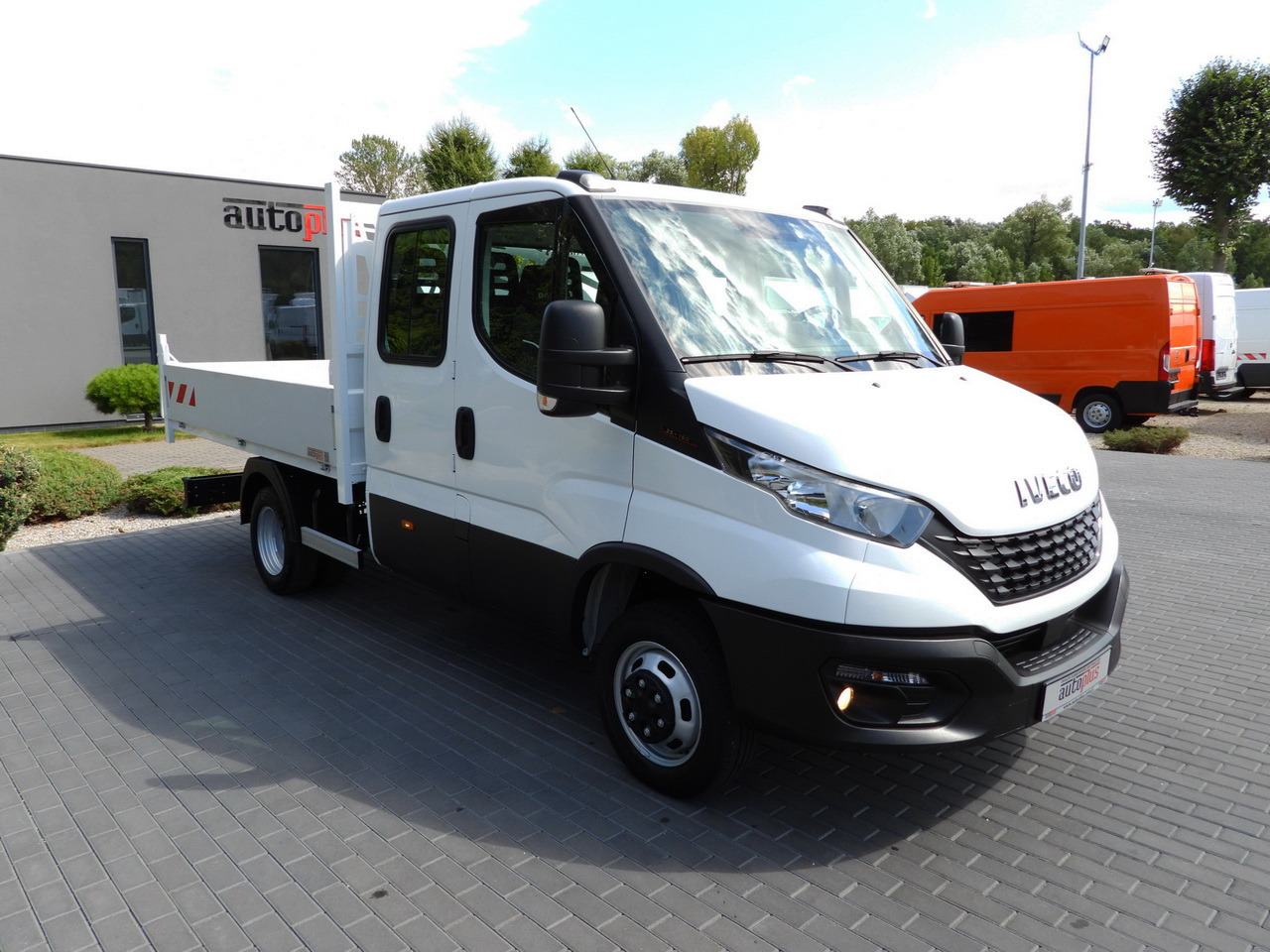 IVECO DAILY 35C16 TIPPER DOUBLE CABIN DOKA 6 SEATS CRUISE CONTROL NAVIGATION TWIN WHEELS AIR CONDITIONING 160HP - Commercial vehicle: picture 4 IVECO DAILY 35C16 TIPPER DOUBLE CABIN DOKA 6 SEATS CRUISE CONTROL NAVIGATION TWIN WHEELS AIR CONDITIONING 160HP - Commercial vehicle: picture 4