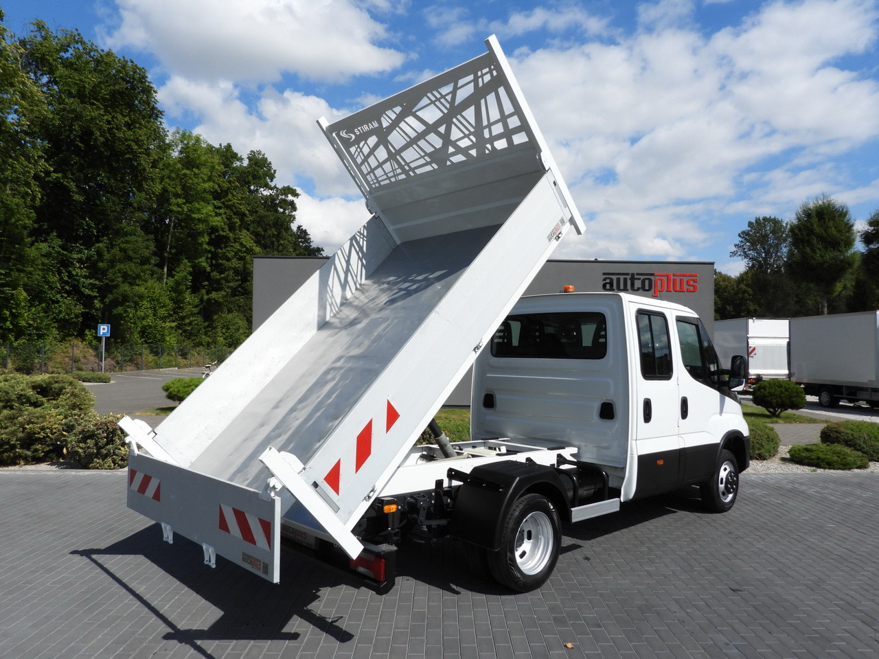 IVECO DAILY 35C16 TIPPER DOUBLE CABIN DOKA 6 SEATS CRUISE CONTROL NAVIGATION TWIN WHEELS AIR CONDITIONING 160HP - Commercial vehicle: picture 3 IVECO DAILY 35C16 TIPPER DOUBLE CABIN DOKA 6 SEATS CRUISE CONTROL NAVIGATION TWIN WHEELS AIR CONDITIONING 160HP - Commercial vehicle: picture 3