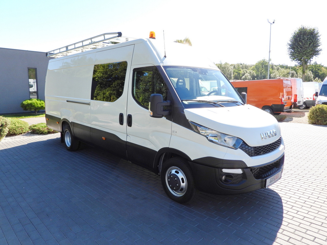 IVECO DAILY 35C17 BOX DELIVERY VAN 6 SEATS CRUISE CONTROL TWIN WHEELS AIR CONDITIONING 170HP - Commercial vehicle: picture 4 IVECO DAILY 35C17 BOX DELIVERY VAN 6 SEATS CRUISE CONTROL TWIN WHEELS AIR CONDITIONING 170HP - Commercial vehicle: picture 4