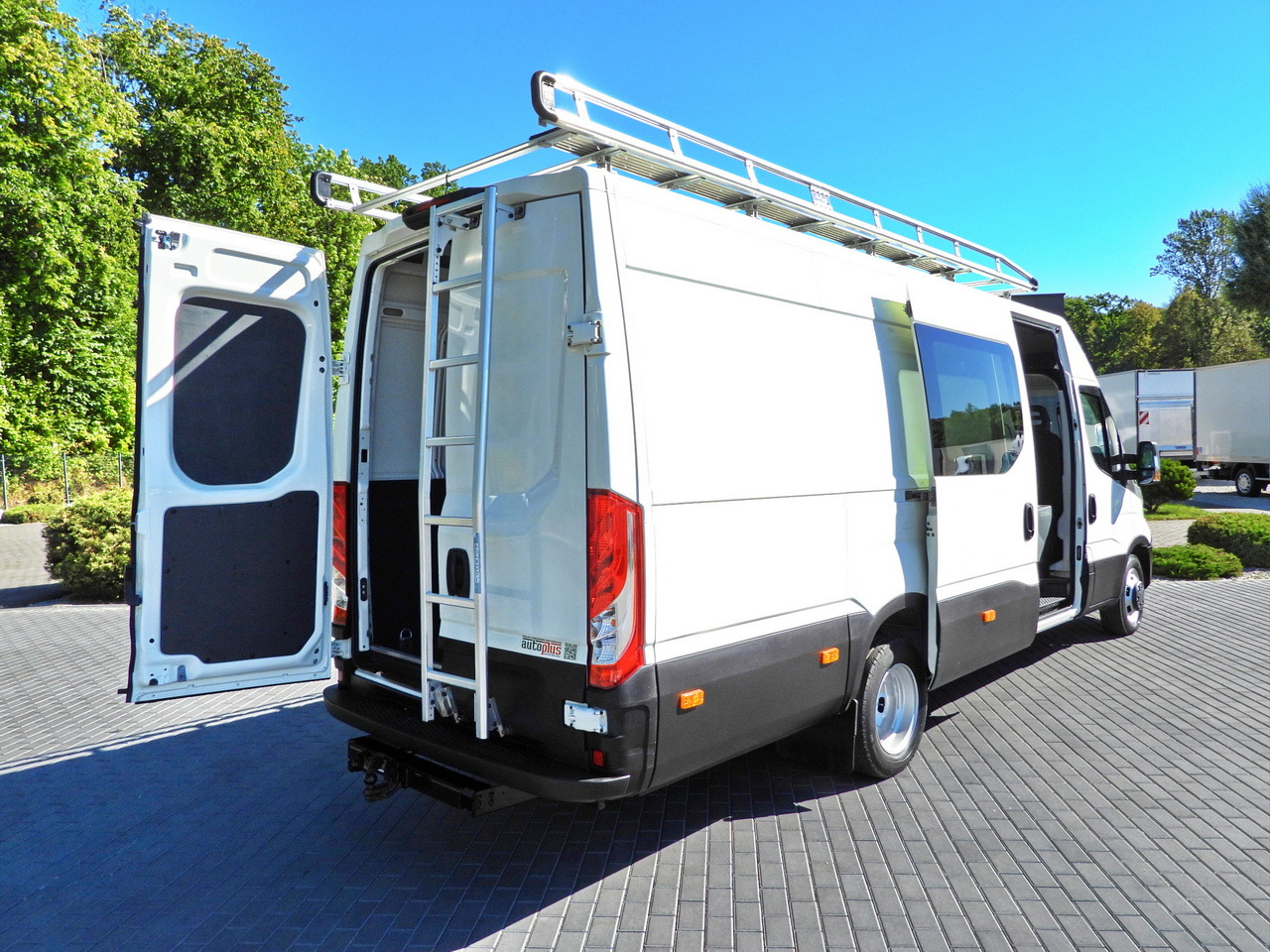 IVECO DAILY 35C17 BOX DELIVERY VAN 6 SEATS CRUISE CONTROL TWIN WHEELS AIR CONDITIONING 170HP - Commercial vehicle: picture 3 IVECO DAILY 35C17 BOX DELIVERY VAN 6 SEATS CRUISE CONTROL TWIN WHEELS AIR CONDITIONING 170HP - Commercial vehicle: picture 3