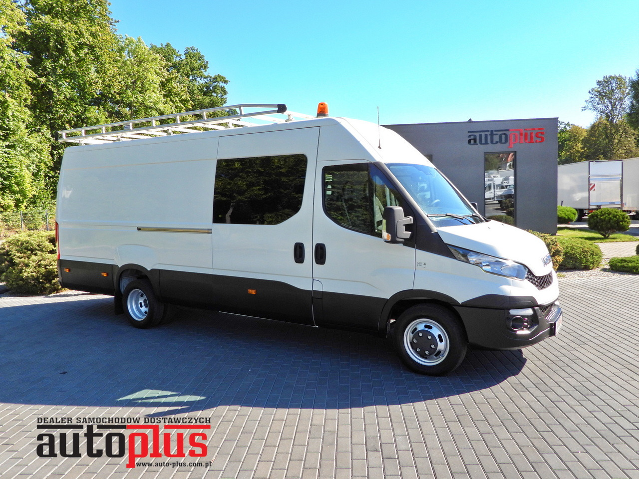 IVECO DAILY 35C17 BOX DELIVERY VAN 6 SEATS CRUISE CONTROL TWIN WHEELS AIR CONDITIONING 170HP - Commercial vehicle: picture 1 IVECO DAILY 35C17 BOX DELIVERY VAN 6 SEATS CRUISE CONTROL TWIN WHEELS AIR CONDITIONING 170HP - Commercial vehicle: picture 1