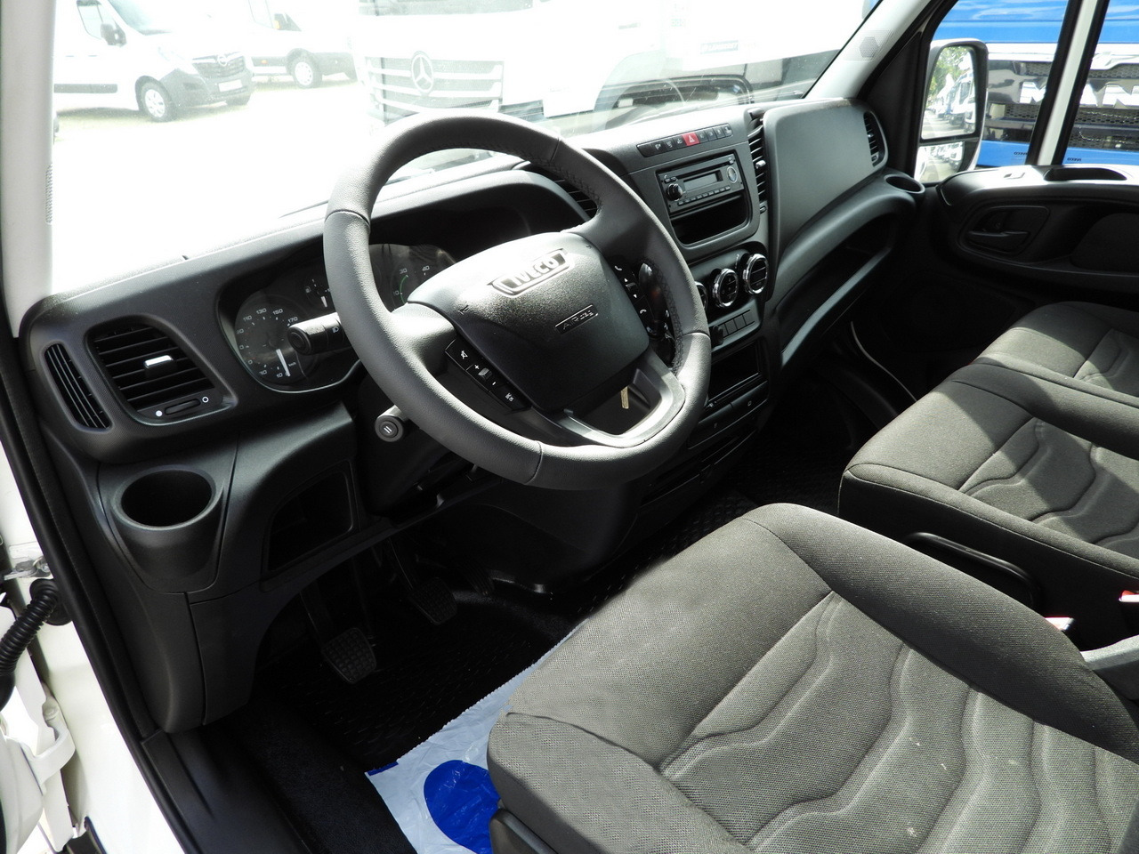 IVECO DAILY 35C17 BOX DELIVERY VAN 6 SEATS CRUISE CONTROL TWIN WHEELS AIR CONDITIONING 170HP - Commercial vehicle: picture 2 IVECO DAILY 35C17 BOX DELIVERY VAN 6 SEATS CRUISE CONTROL TWIN WHEELS AIR CONDITIONING 170HP - Commercial vehicle: picture 2